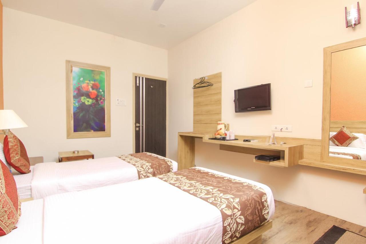Hotel R B International Varanasi Luaran gambar